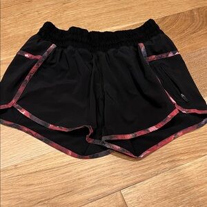 Lululemon Womens Tracker Short III Size 4 Black / Poppy‎ Petals Berry Pink